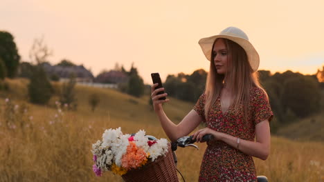 Im-Sommer-Steht-Ein-Junges,-Schönes-Mädchen-Mit-Fahrrad-Und-Macht-Ein-Selfie-Mit-Ihrem-Mobiltelefon.